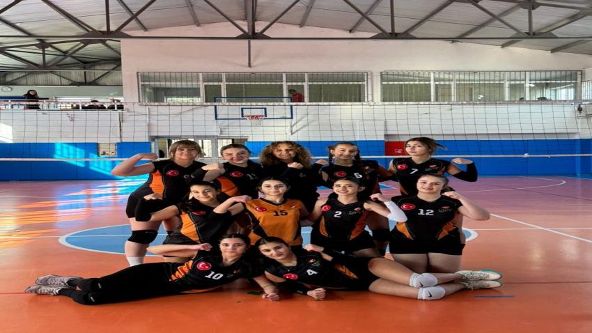 KIZ VOLEYBOL TAKIMIMIZ TURNUVAYA GALİBİYETLE BAŞLADI