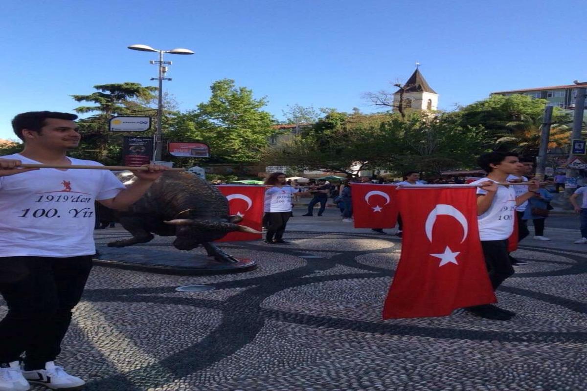 BAYRAK GOSTERİSİ