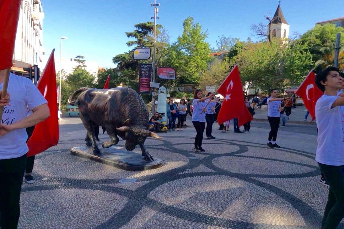 BAYRAK GOSTERİSİ