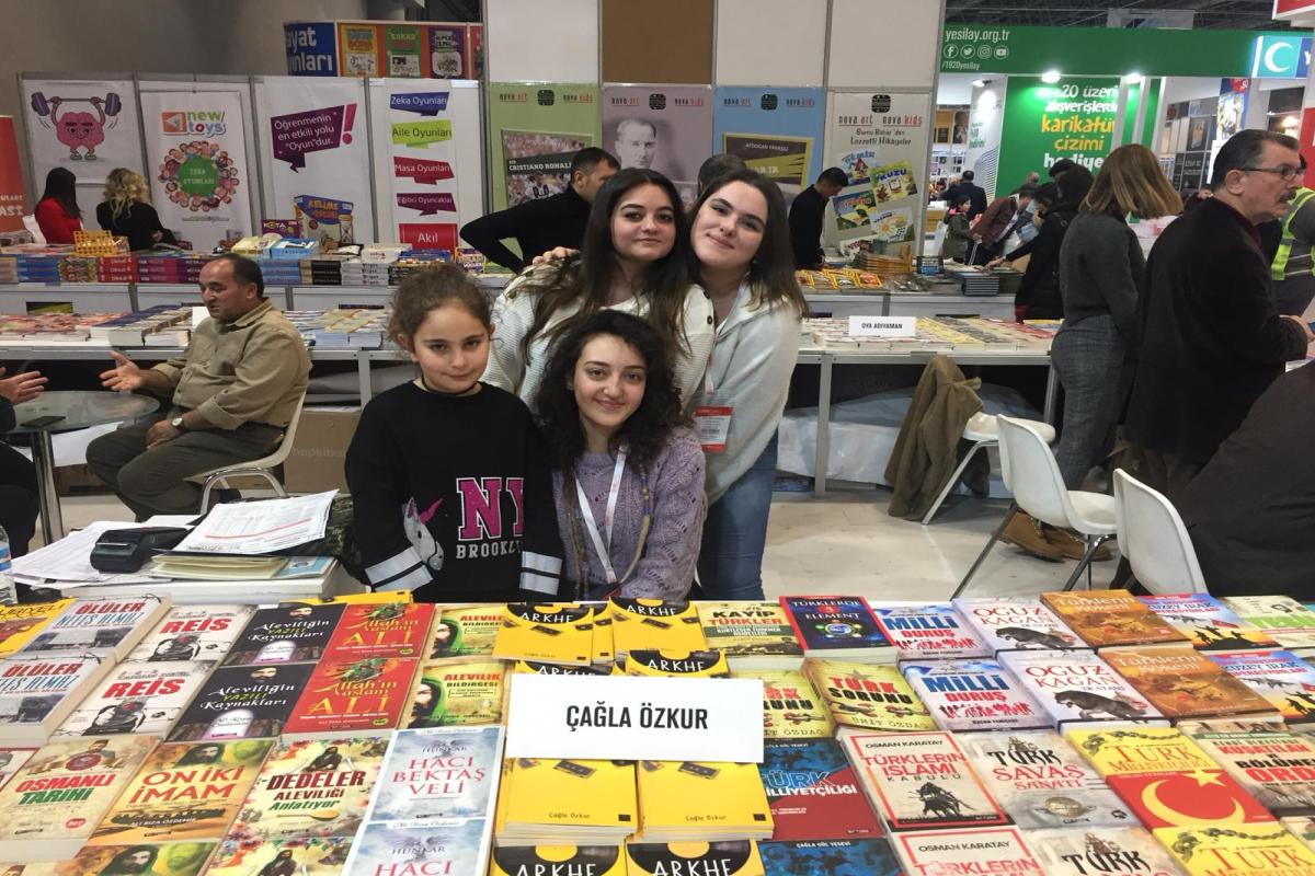 ÖĞRENCİMİZİN KİTAP FUARINDA  İMZA GÜNÜ